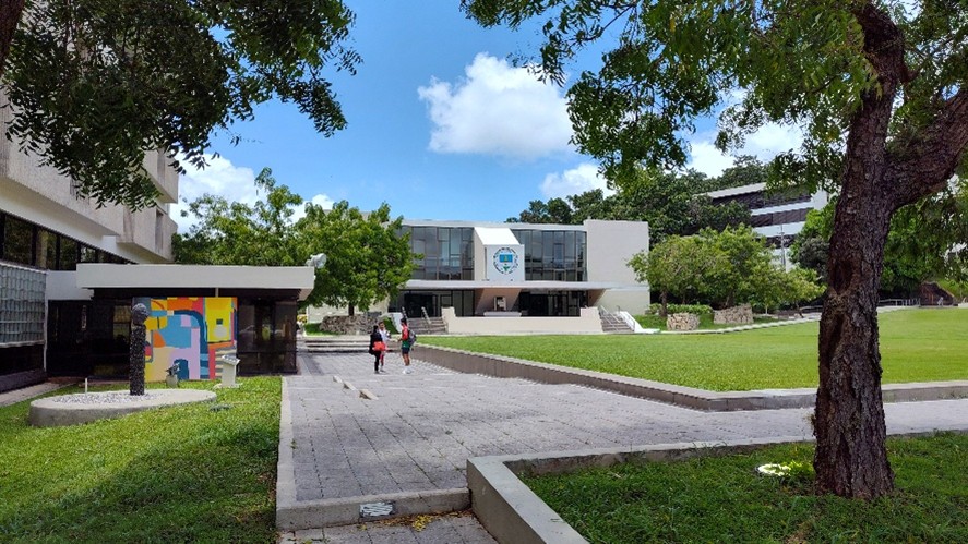 Foto Biblioteca y Frade